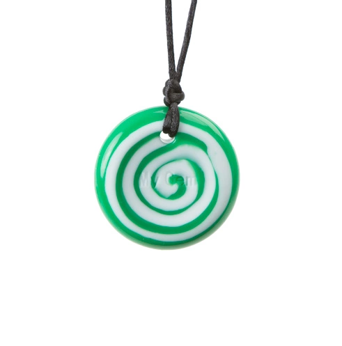 Tugghalsband i grön spiraldesign, blank yta och svart snöre med säkerhetslås