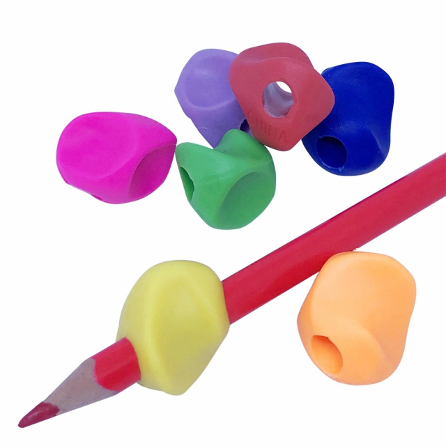 Ergonomiska penngrepp för barn, 12-pack i olika färger. Förbättrar grepp och skrivförmåga.
