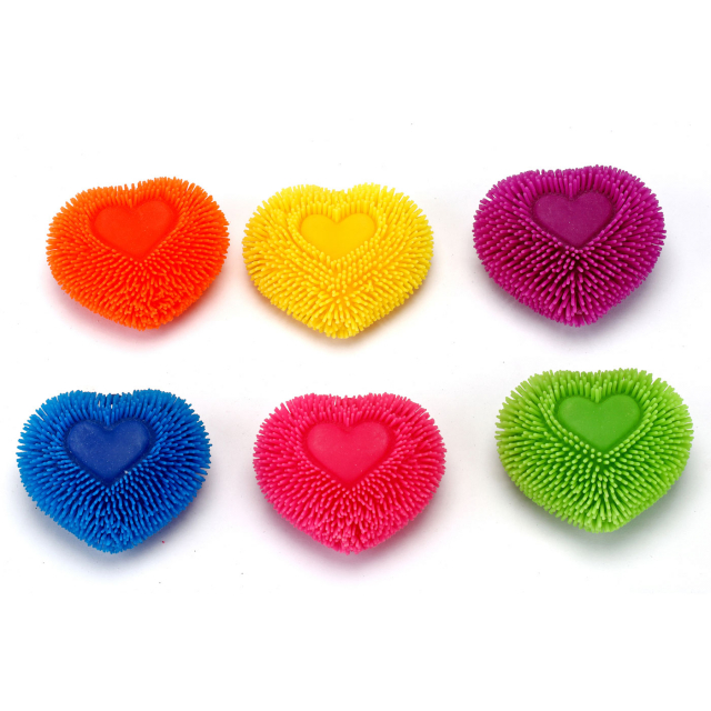 Sex luftfyllda hjärtan med taktil yta i olika färger – för fokus och lugn.