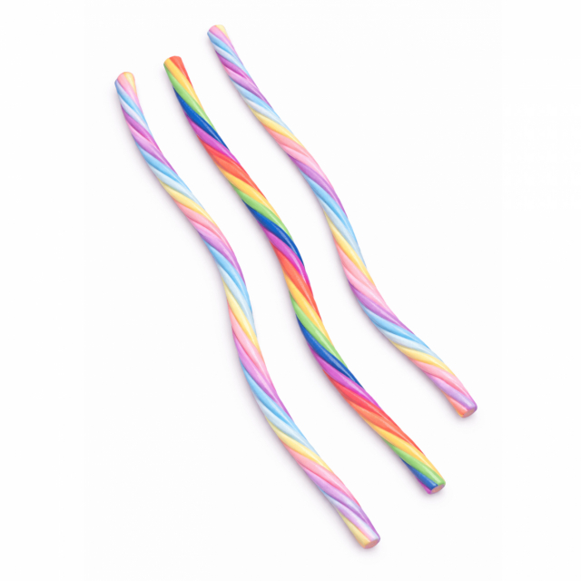 Tre färgglada elastiska fidgetband i regnbågsfärger på vit bakgrund