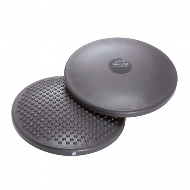 Mörkgrå sittkudde DiscoSit på stol, används för aktiv sittställning.