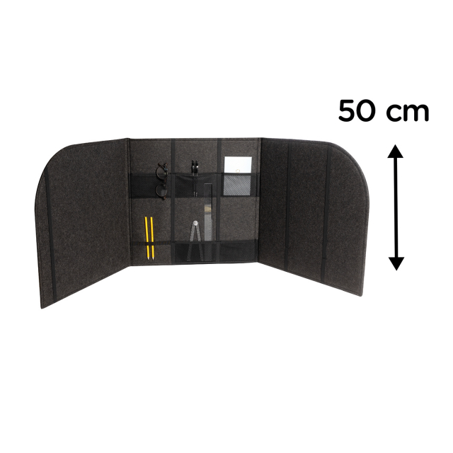 En mörkgrå bords- eller bänkskärm uppställd med pennor, anteckningsblock och glasögon i förvaringsfickor på insidan. Pilar som visar höjden 50 cm.