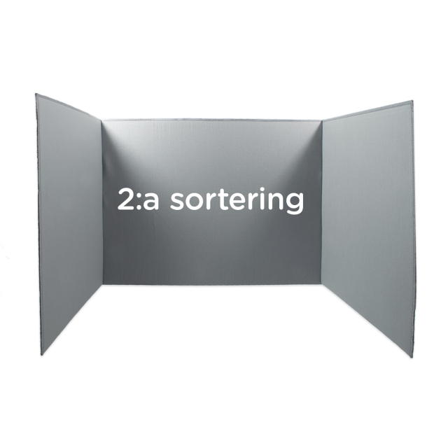 En uppställd grå bänk- eller bordsskärm märkt 2:a sortering.