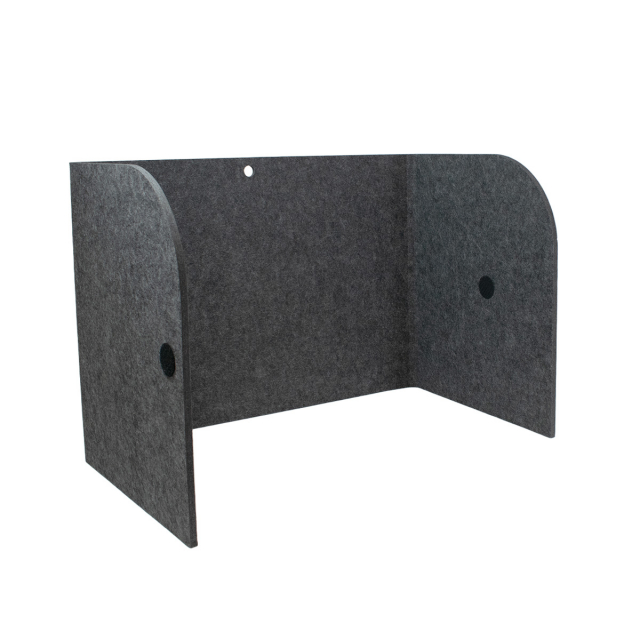 Bordsskärm i grå ljudabsorberande filt på skrivbord med skolmaterial för ökad koncentration och minskade distraktioner