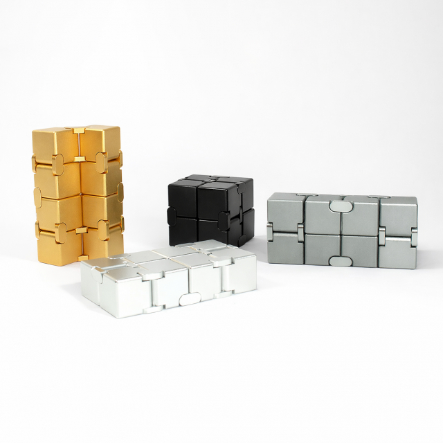 Infinity cube fidget i metall, finns i flera färger och utföranden