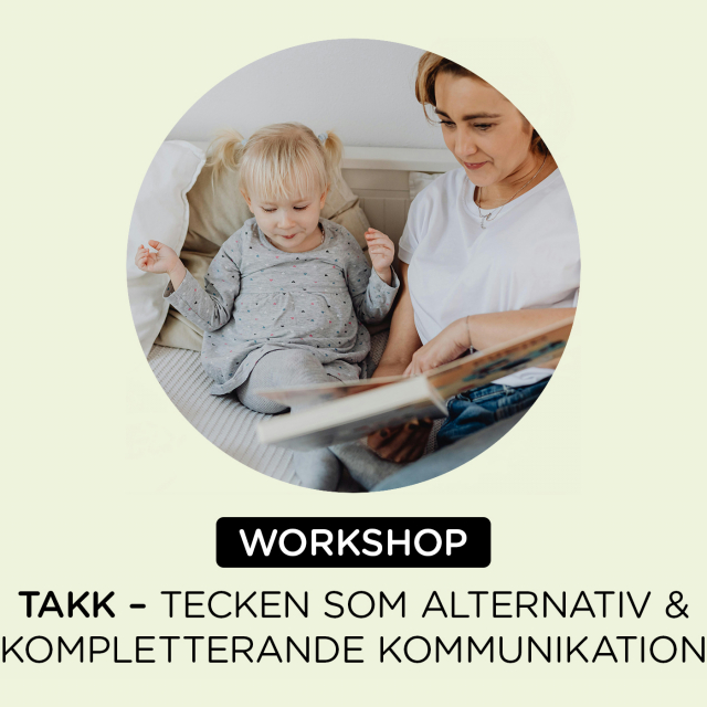 En liten flicka gestikulerar tillsammans med en kvinna som bläddrar i en bok.