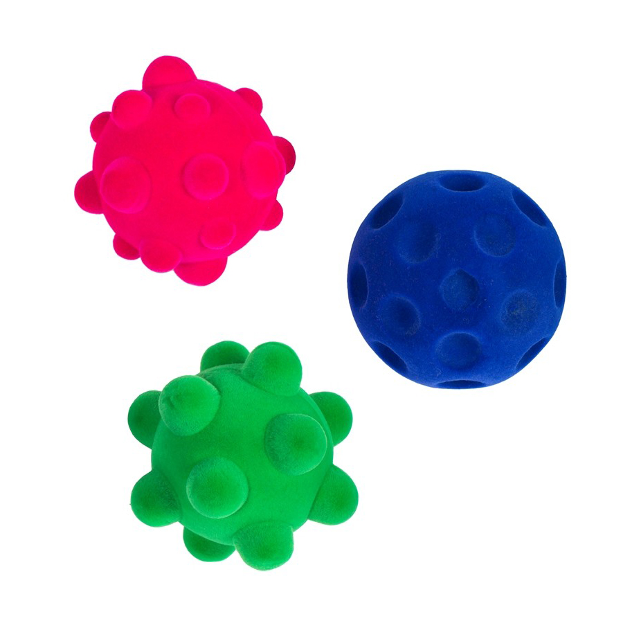 En cerise stressboll med bubblig form, en blå stressboll med gropar och en grön stressboll med bubblig form.