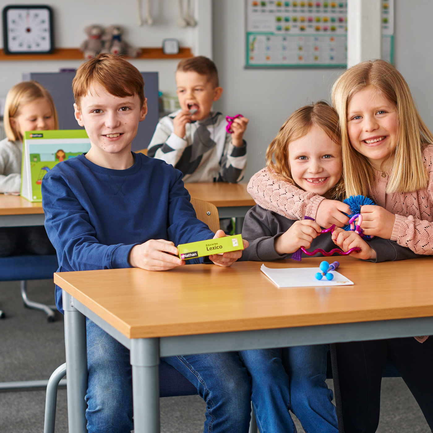 Glada barn i ett klassrum