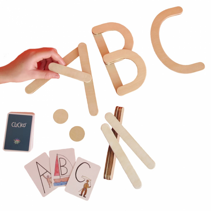 Pedagogiskt bokstavsmaterial i trä för att bygga och forma bokstäver