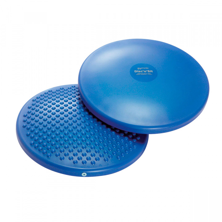 Mörkgrå sittkudde DiscoSit på stol, används för aktiv sittställning.