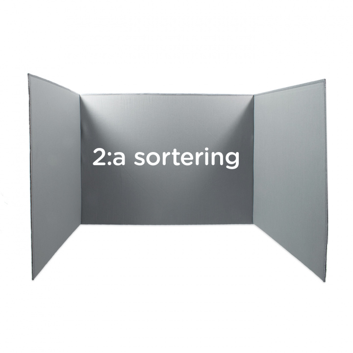 En uppställd grå bänk- eller bordsskärm märkt 2:a sortering.