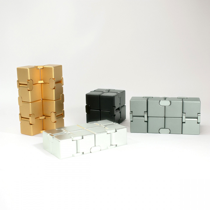 Infinity cube fidget i metall, finns i flera färger och utföranden