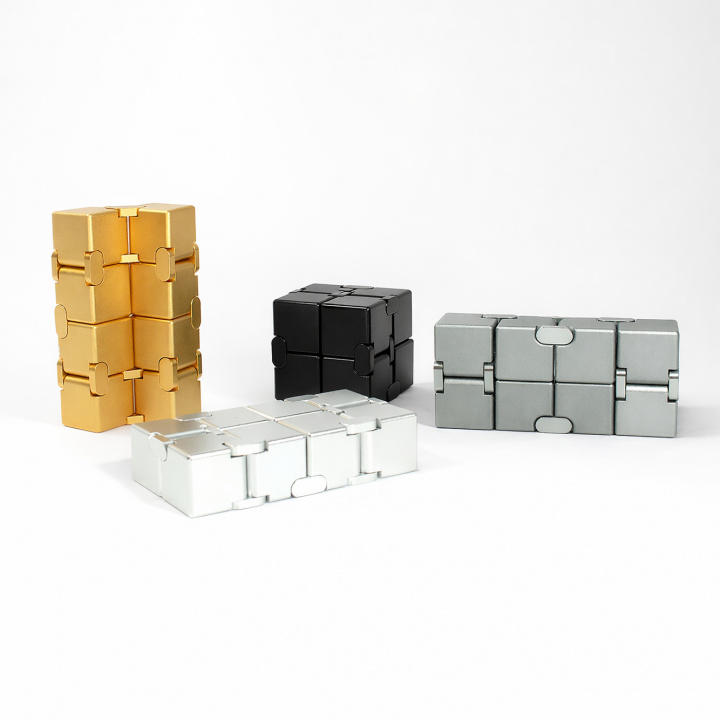 Infinity cube fidget i metall, finns i flera färger och utföranden