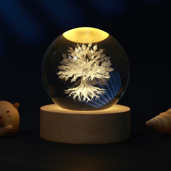 Kristallkula med detaljerat trädmotiv och varm LED-belysning