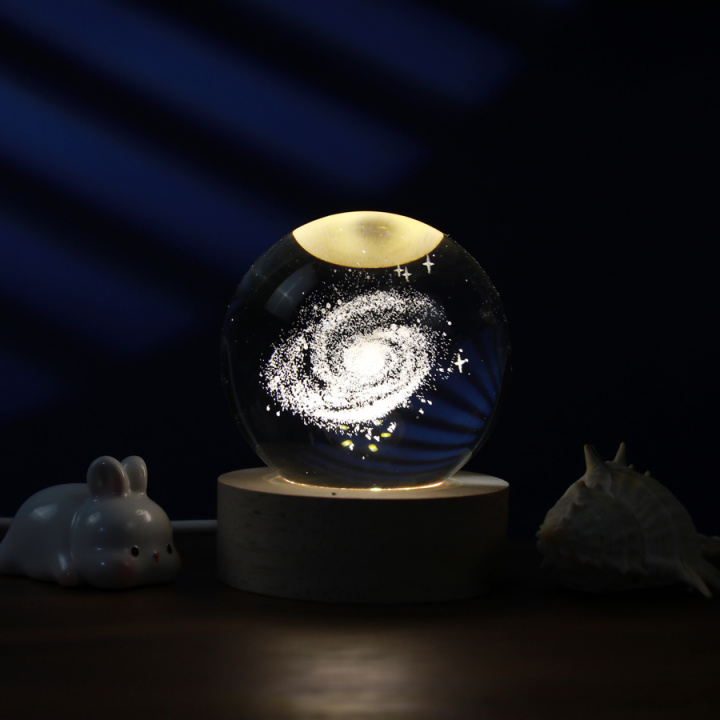 LED-belyst glaskula med galaxmotiv som skapar stämningsfullt ljus