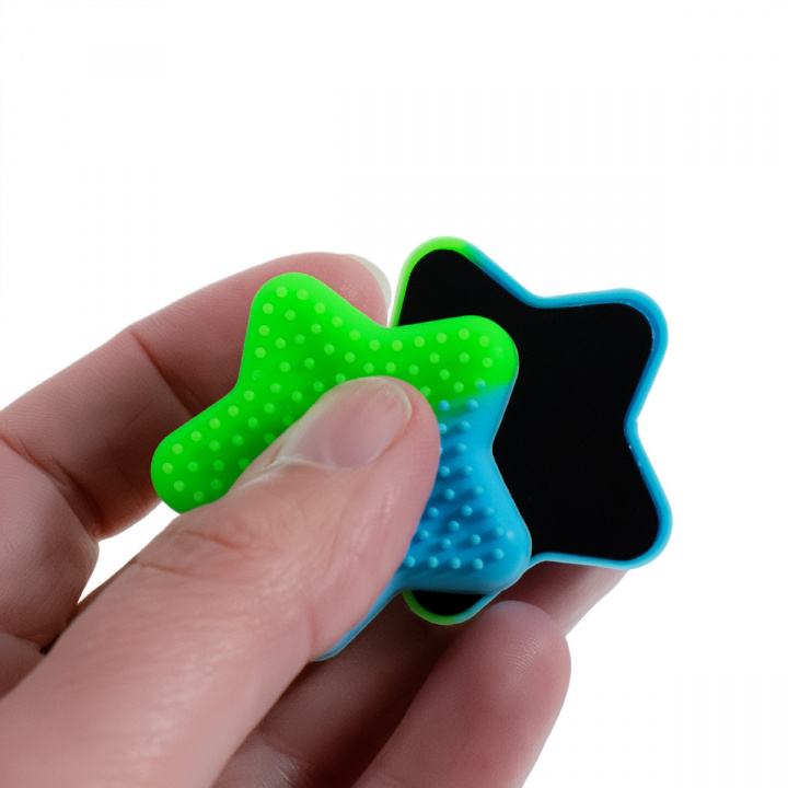 Hand som håller färgglada taktila magnetiska fidgets i olika former