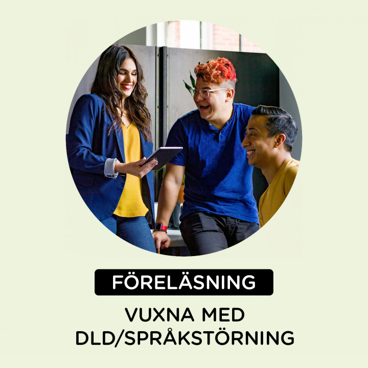 En kvinna och två män samtalar glatt i arbetsmiljö.
